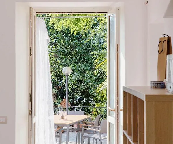 Bertacchi - Inside And Out קומו